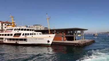 Boğaz, İstanbul, Türkiye. 22 Ekim 2022 İstanbul ve İstanbul şehir sınırından turistler ve gezginler için feribot görüntüsü.