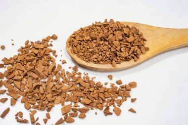 Tahta kaşıkta granüle kahve.