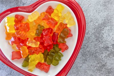 Ayı şekilli jöle şekerlemeleri tabakta