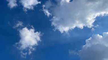 mavi gökyüzü ve hareket eden bulutlar