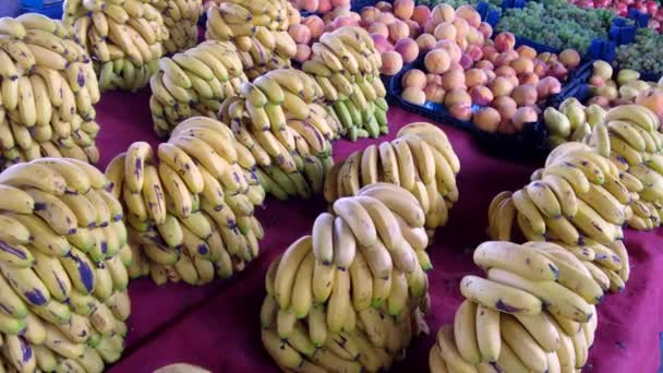 Banán Élelmiszerboltban Nyilvános Piacon Nagy Mennyiségű Banán Eladásra — Stock videók