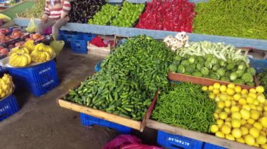 Turşu yapmak için küçük turşular marketin tezgahına dizilmişti.,