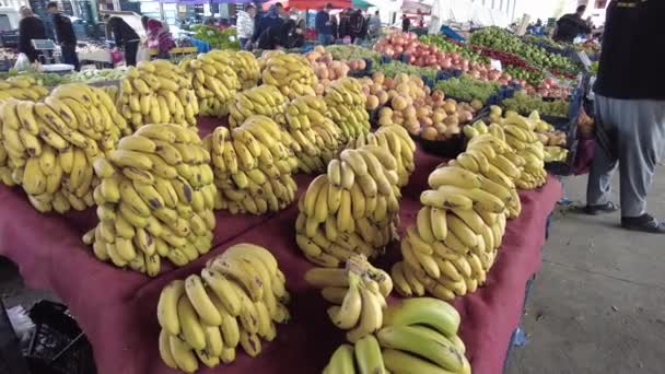 在公共市场的杂货店里卖香蕉 大量的香蕉待售 — 图库视频影像