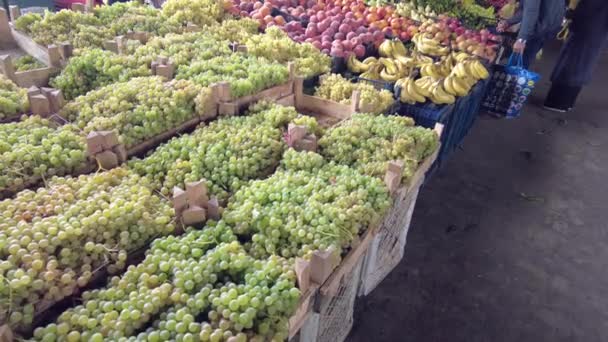 在公开市场上 柜台上有新鲜葡萄 还有一箱一箱的葡萄 — 图库视频影像