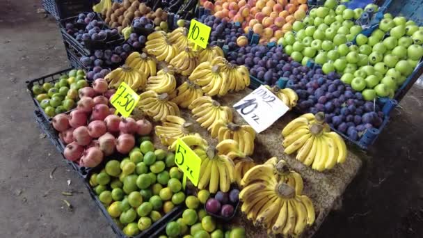 Frutas Bananas Kiwi Ameixas Pêssegos Alinhados Balcão Mercado Público — Vídeo de Stock
