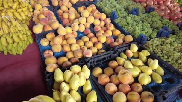 Granadas Mandarinas Melocotones Peras Uvas Diversas Frutas Frutería Mercado Público — Vídeos de Stock