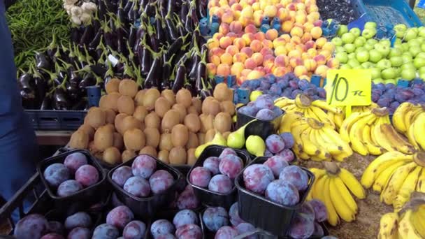 Obst Und Gemüse Mit Preisschildern Auf Dem Tresen Des Öffentlichen — Stockvideo