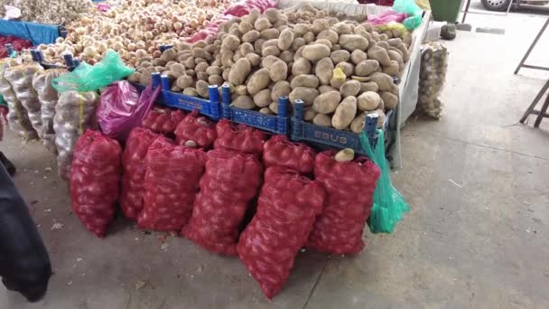 Patatas Para Venta Vendedor Ambulante Mercado Público Cebollas Una Red — Vídeos de Stock