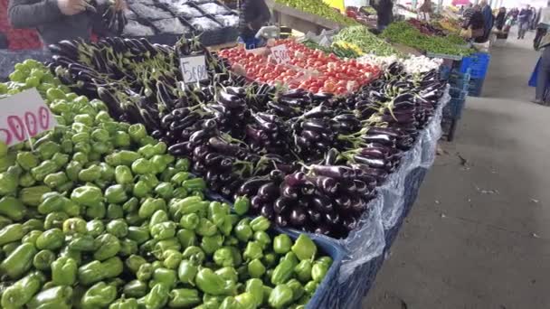 Frukt Och Grönsaker Med Prislappar Bänken Den Offentliga Marknaden — Stockvideo