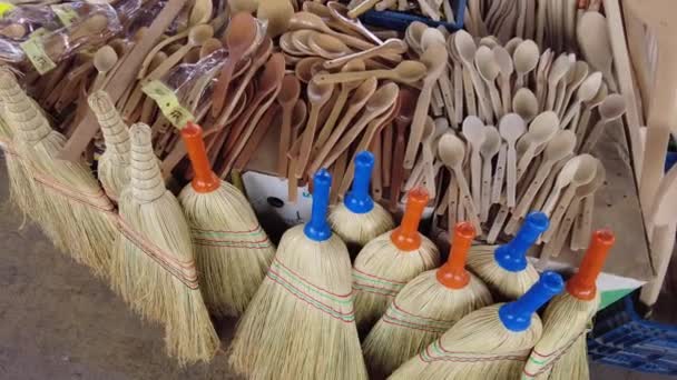 公开市场上小贩手中的木制勺子 草扫帚 手工扫帚 — 图库视频影像