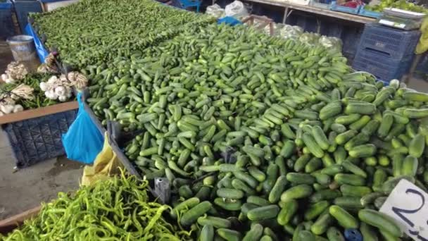 Gherkins Kecil Dan Melon Untuk Membuat Acar Berbaris Meja Pasar — Stok Video