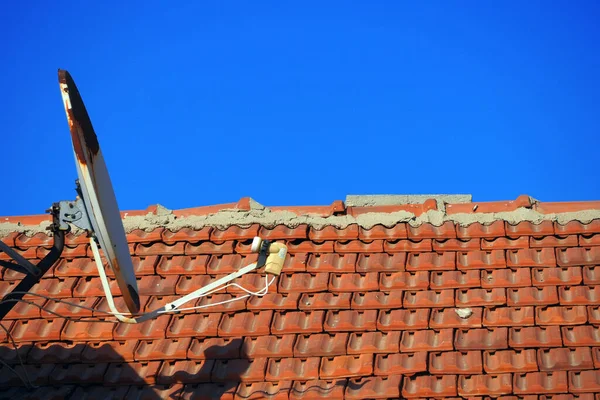 Vieille Antenne Parabolique Sur Toit Bâtiment — Photo