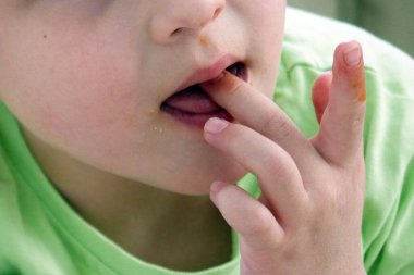 Çocuklar ellerini ağızlarına koyuyor, bebekler parmaklarını emiyor.,