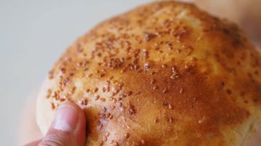 buğday unundan yapılmış susamlı çörek, fırında taze susamlı kızarmış çörek.,