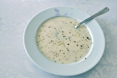 Bir kap sıcak yoğurt çorbası, Türk usulü İskoç çorbası, yoğurt çorbası, Türk usulü İskoç çorbası.,