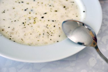 Sıcak yoğurt çorbası, Türk usulü İskoç çorbası.,