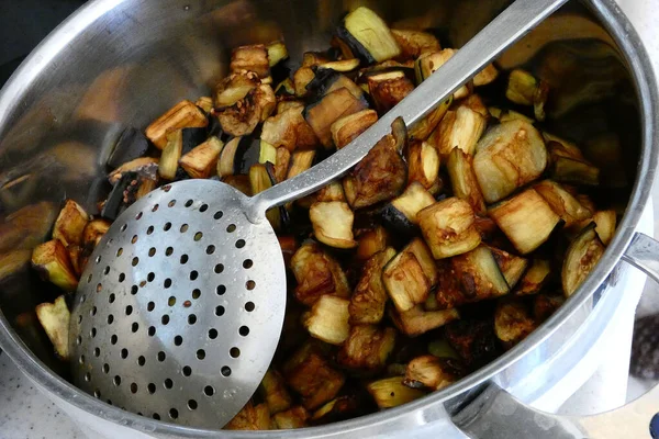 Berenjena Frita Una Sartén Trozos Picados Berenjena Frita Aceite — Foto de Stock