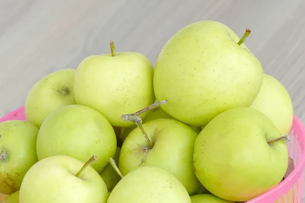 Manzanas Amarillas Maduras Una Cesta Todas Las Manzanas Naturales Sin — Foto de Stock