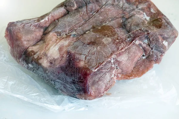 Mrożona Wołowina Wyjęta Zamrażarki Mrożone Mięso — Zdjęcie stockowe