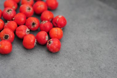 Orman meyvelerinden, kızıl dikenli meyvelerden elde edilen tıbbi dikenli meyve,