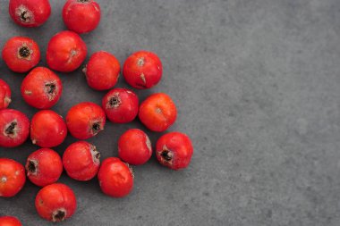 Siyah arka planda kırmızı dikenli meyvenin yakın çekimi,