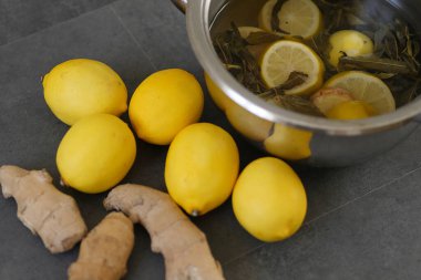 Kaynamış bir tencere limon, nane ve zencefil.,