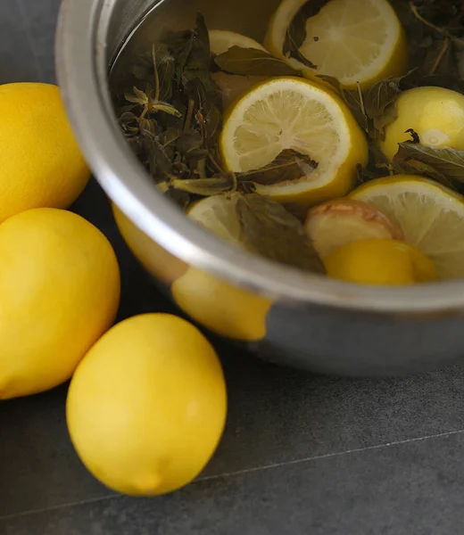 Primo Piano Una Pentola Limone Bollito Zecca Zenzero — Foto Stock