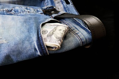 Yerde yatan bir kotun cebinde 100 dolar, kot pantolonun ve 100 dolar.,