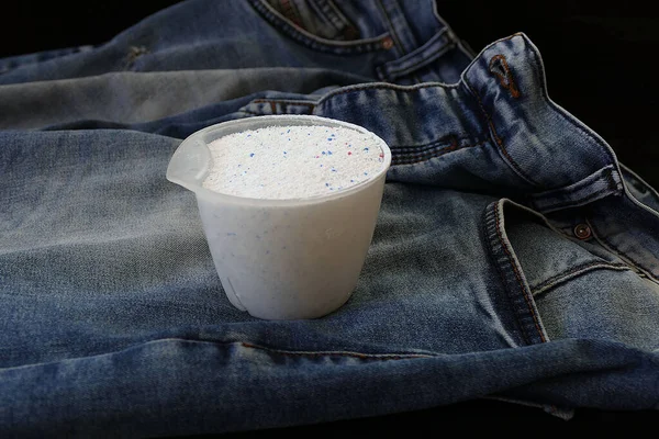 Junto Con Vaqueros Azules Una Medida Detergente Para Ropa —  Fotos de Stock