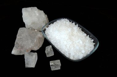 granulasyon ve toz kaya tuzu, yakın çekim kaya tuzu parçaları,