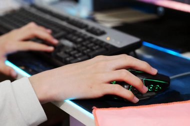 Bilgisayar faresi kullanan bir kişi, masaüstü bilgisayarında fare kullanarak oyun oynayan bir kişi.,