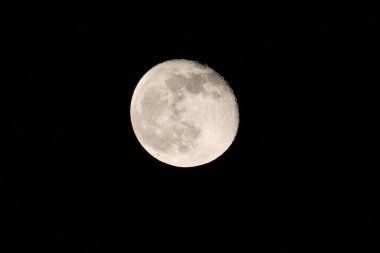 Gece ve dolunay, parlak dolunay, kapalı dolunay.
