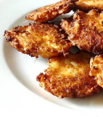 Yakın plan tavada kızartılmış karnabahar, tabakta kızarmış karnabahar köftesi.,