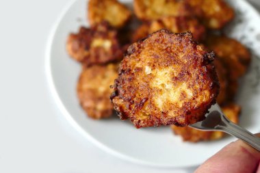 Yakın plan tavada kızartılmış karnabahar, yemek çatalında kızartılmış karnabahar.,