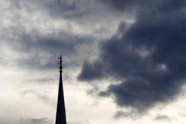 Cami minaresi ve balkonu, arka planda hareket eden bulutlar, bulutlar ve cami minaresi.,