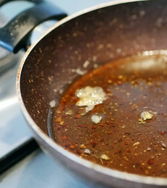 Tavada, tavada ve deforme olmuş sıvı ayçiçeği yağında kalan atık yağ,