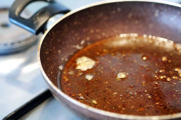 Tavada, tavada ve deforme olmuş sıvı ayçiçeği yağında kalan atık yağ,