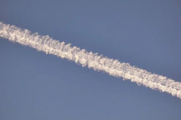 在天空中由飞机组成的雾或云团 在天空中由飞机组成的云团 — 图库照片