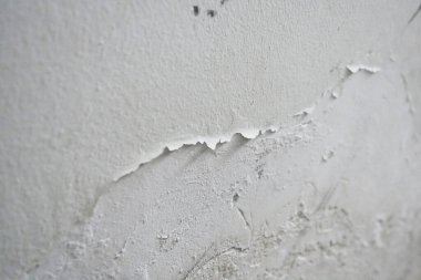 Duvardaki boya şişliği nem, nemli duvar örnekleri, nemli duvar ve boyada hasar.,