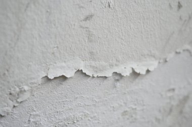 Duvardaki boya şişliği nem, nemli duvar örnekleri, nemli duvar ve boyada hasar.,
