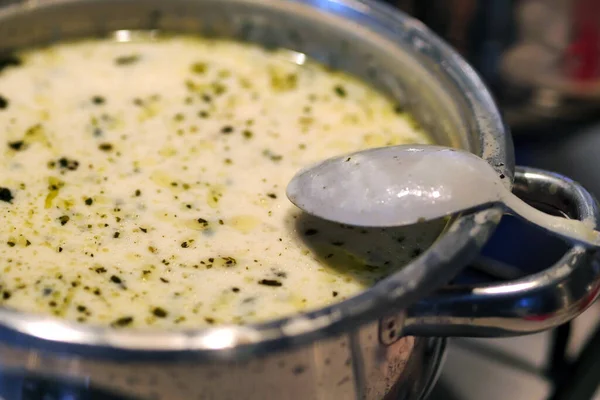 Sopa Iogurte Ferver Num Fogão Acabado Cozinhar Sopa Iogurte Muito — Fotografia de Stock