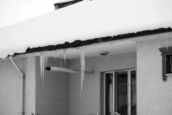 Gelo Icicles Telhado Inverno Icicles São Perigosos Inverno Frio Gelo — Fotografia de Stock