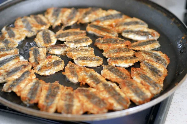 Anchoa Fríe Una Sartén Cocinando Anchoa Estilo Turco Pescado Frito — Foto de Stock