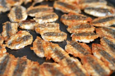 Ançüez tavada kızartılır, Türk usulü ançüez, kızarmış balık pişirilir.,