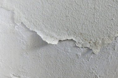 Islak bir evin duvarındaki boya soyuluyor ve kabarıyor, rutubetli duvar, küflü ev duvarı.,