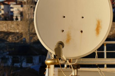 Bir evin balkonunda uydu anteni, balkondaki antene yakın çekim.,