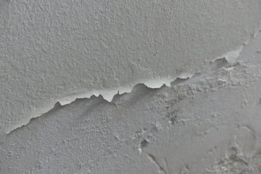 Islak bir evin duvarındaki boya soyuluyor ve kabarıyor, rutubetli duvar, küflü ev duvarı.,