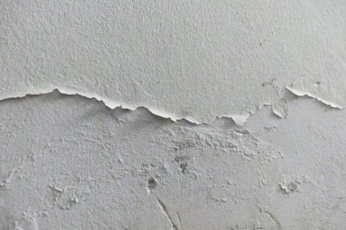 Islak bir evin duvarındaki boya soyuluyor ve kabarıyor, rutubetli duvar, küflü ev duvarı.,