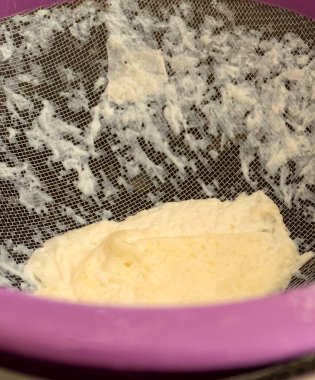 Süzgeçte kalan inek sütü, yağlı inek sütü kreması.,