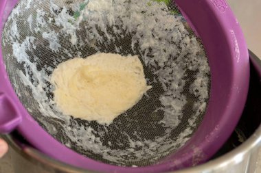 Süzgeçte kalan inek sütü, yağlı inek sütü kreması.,